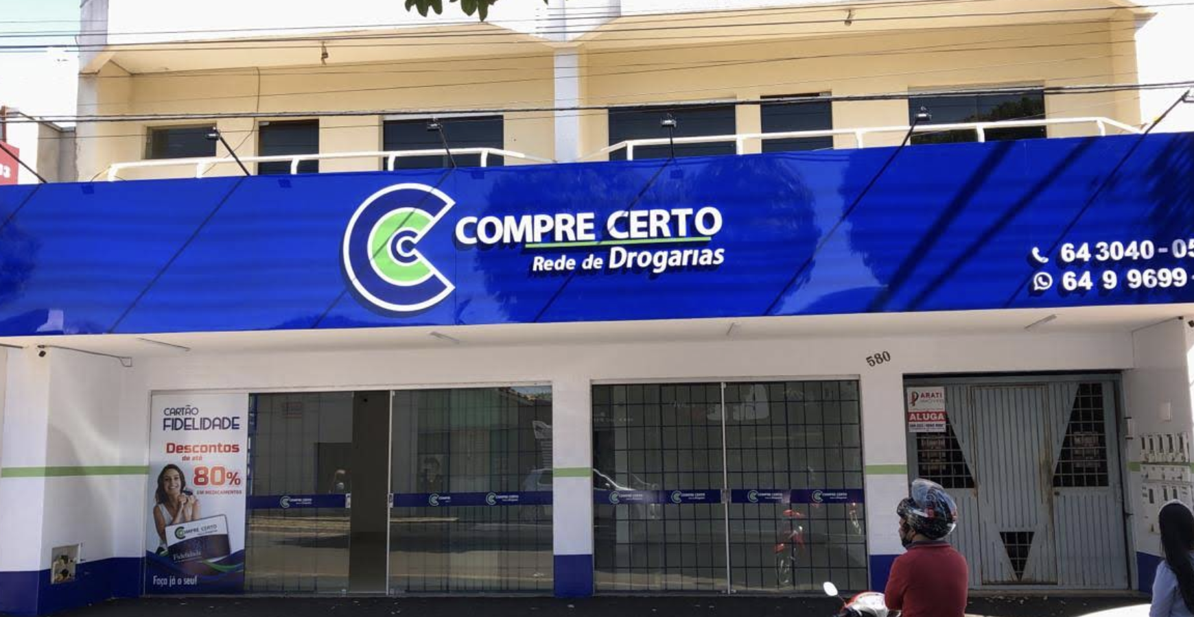 Farmacêutica atendendo cliente com atenção e cuidado