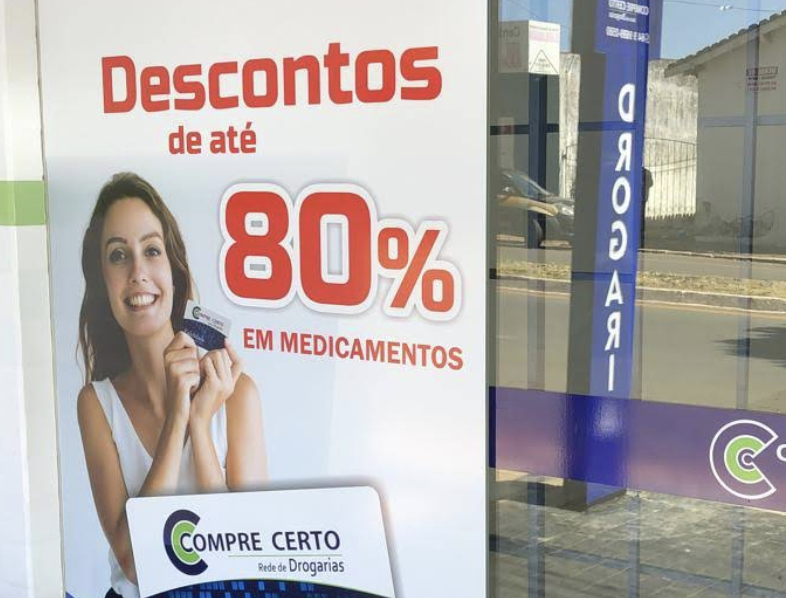 Corredor com ampla variedade de produtos de saúde e bem-estar