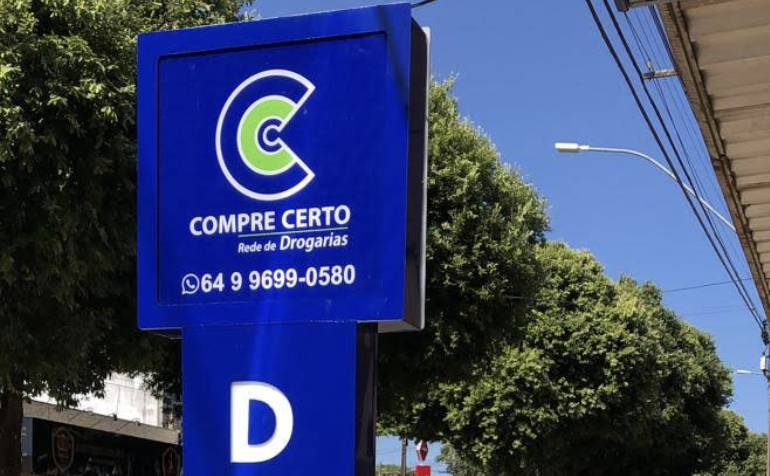 Interior espaçoso e organizado da Drogaria Compre Certo